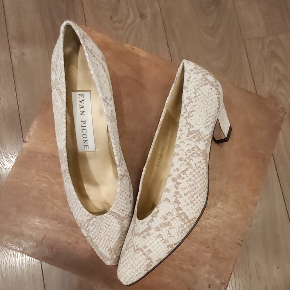 NEW- Evan Picone Snakeskin pumps
